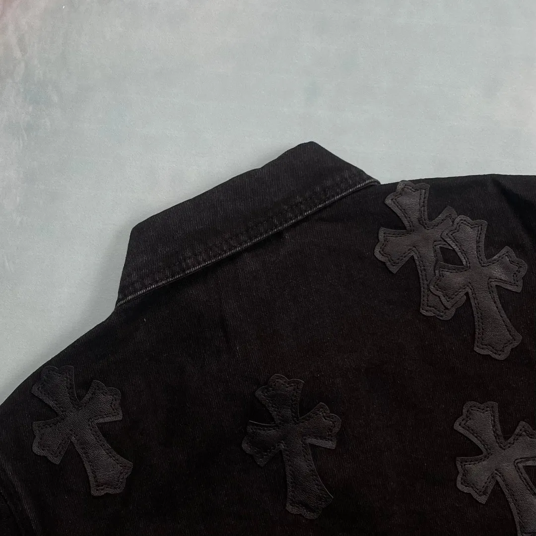 🅿️290 🔘Model No.-KL213 🔘Cro Heart𝐂𝐡𝐫𝐨𝐦𝐞 𝐇𝐞𝐚𝐫𝐭 Classic CH cross patchwork leather denim jacket This denim jacket interprets the versatile aesthetics with high-end standards. It is made of denim fabric imported from Japan. It has been washed for more than ten times to create a unique aged texture. The high-loss process gives every inch of denim a unique trace of time. The cross-stitched leather LOGO on the body adopts laser alignment technology. The sheep skin of the season is carefully selected and hand-cut and precision sewn. The contrast of textures highlights the brand recognition. In order to match the aging process, the hardware is treated with PVD vacuum coating, the three labels are all custom-made, and the silver thread anti-counterfeiting webbing ensures quality traceability. From the three-dimensional cut shoulder structure to the bite accuracy of the four-button buckle, it took two months of craftsmanship to polish it. The same version for men and women is suitable for various body shapes. When matching, couples can layer it to create a high-end street look. The breathable and skin-friendly fabric properties take into account both daily wear and styling needs. It can be called a trendy and evergreen style in the wardrobe.  Size: S M L XL (46.48.50.52) Color: Black